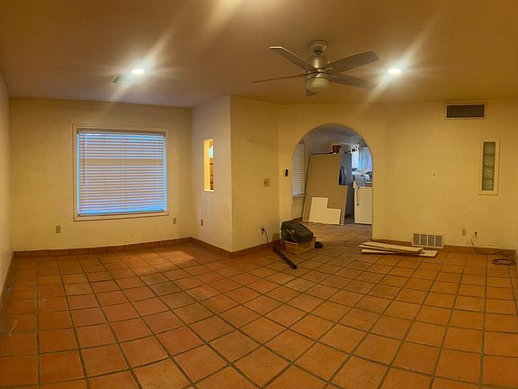 Living room (kitchen under construction photo)