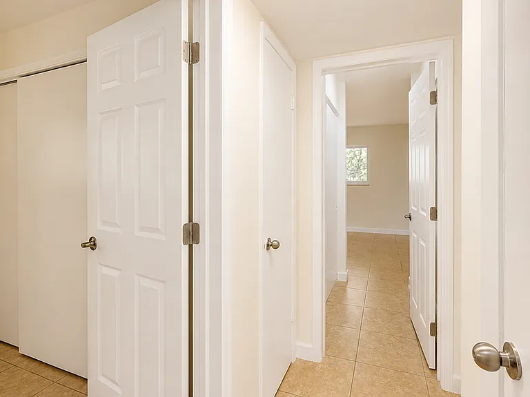 Santa Monica Apartments — Photo 7