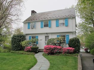 16 Surrey Ln, Great Neck, NY 11023