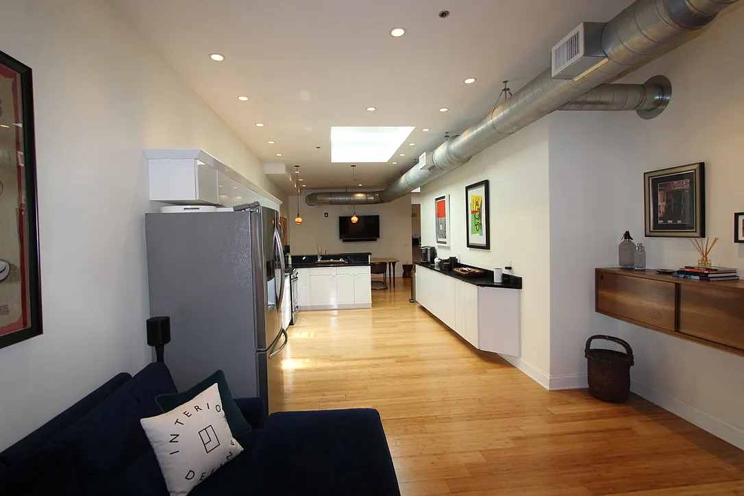 3 bed, 2.5 bath, 2300 sqft, $3,800 — Photo 2