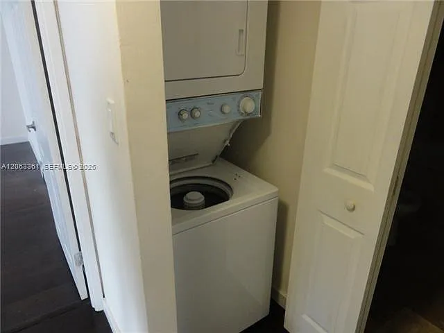 600 NE 36th St #402 — Photo 6