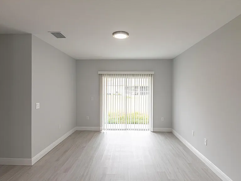 2113 Como St — Photo 10