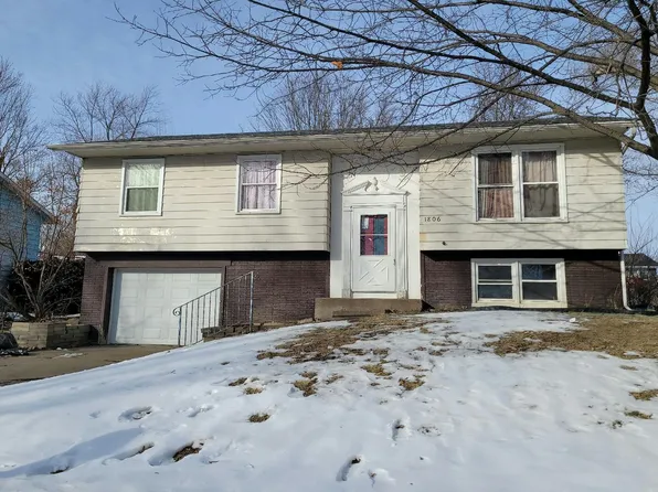 1806 Valley Dr, Davenport, IA 52806