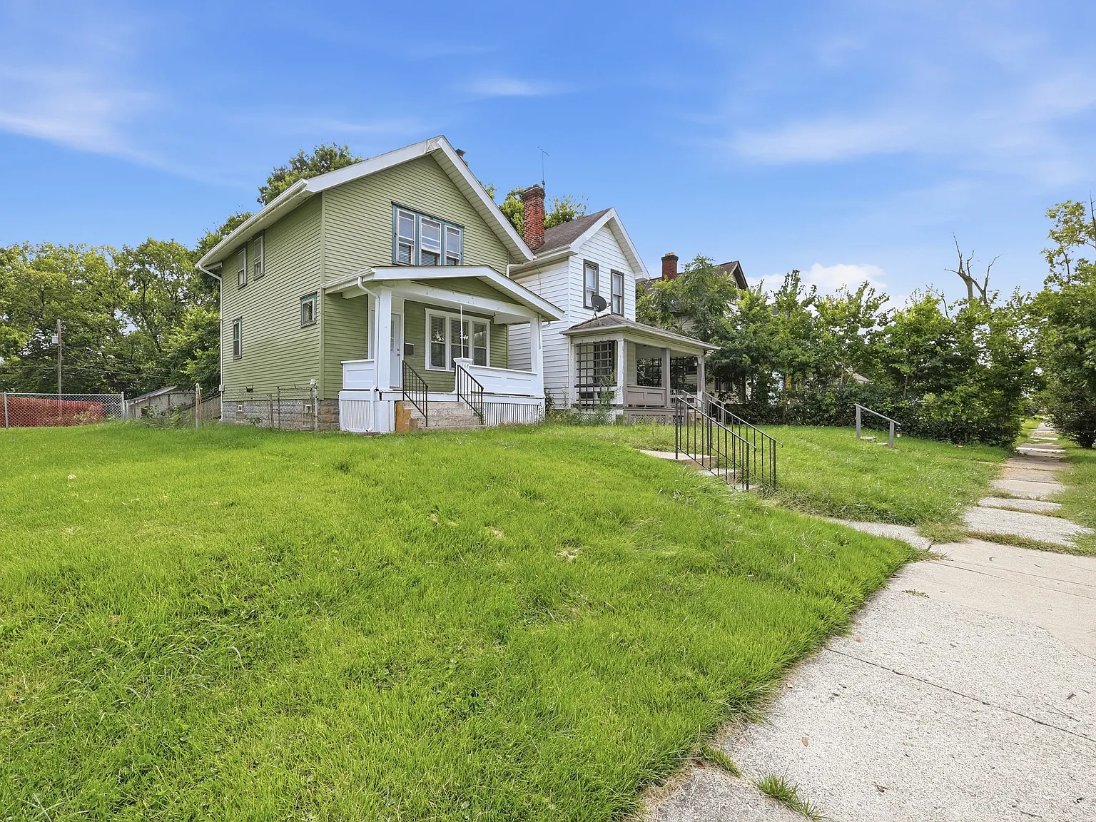 3 bed, 1.5 bath, 1208 sqft, $2,000 — Photo 3