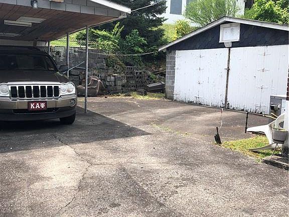 2nd image of 828 Vinson St