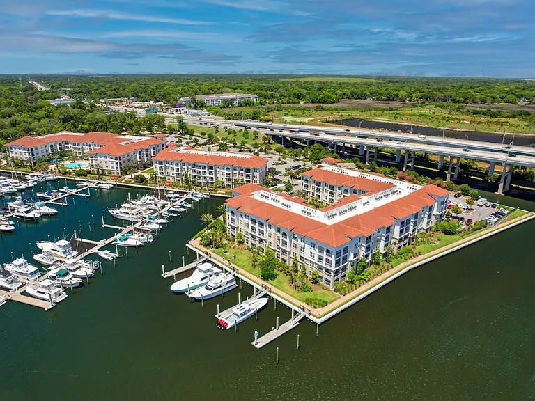 Views at Harbortown — Photo 11