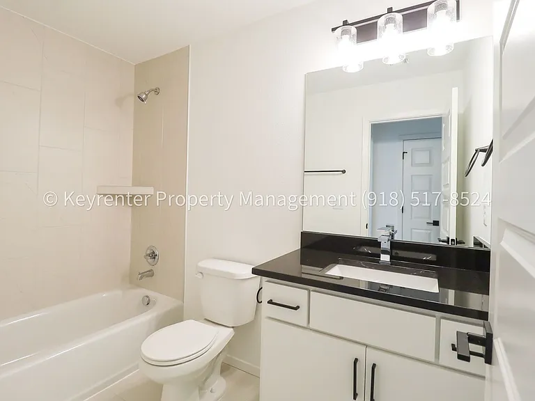 2908 S Redwood Ave — Photo 28