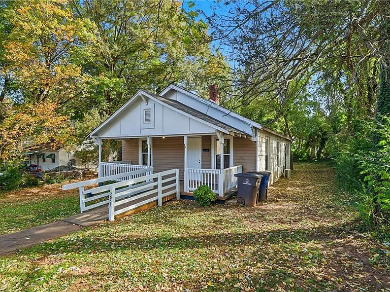 2051 Bloomfield Dr — Photo 19