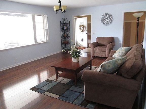 4th image of 1003 Meadowview Dr