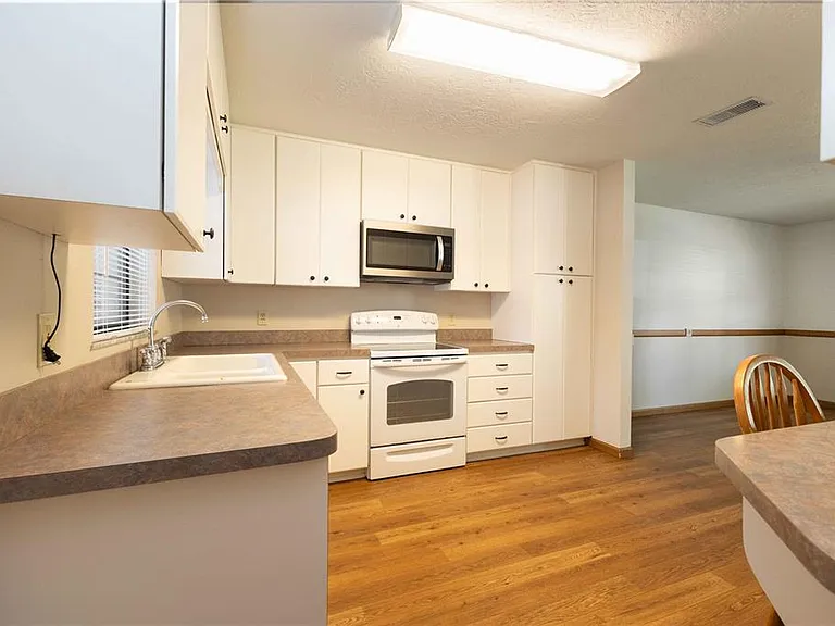 301 Curry St — Photo 7