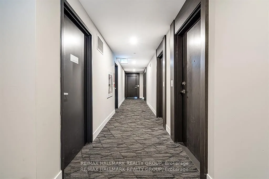 Building Photo - 15 Queen St S #1006