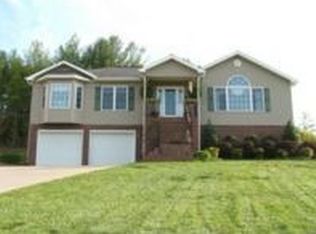 6243 Mountainside Dr, Hickory, NC 28601