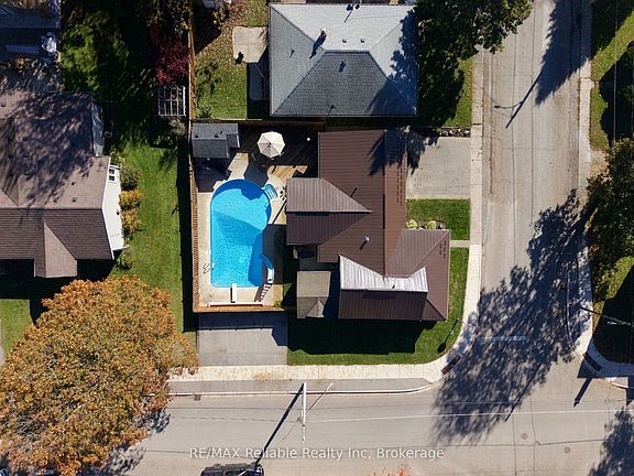 4th image of 181 Maple St