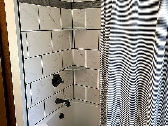 Main floor bath- tub