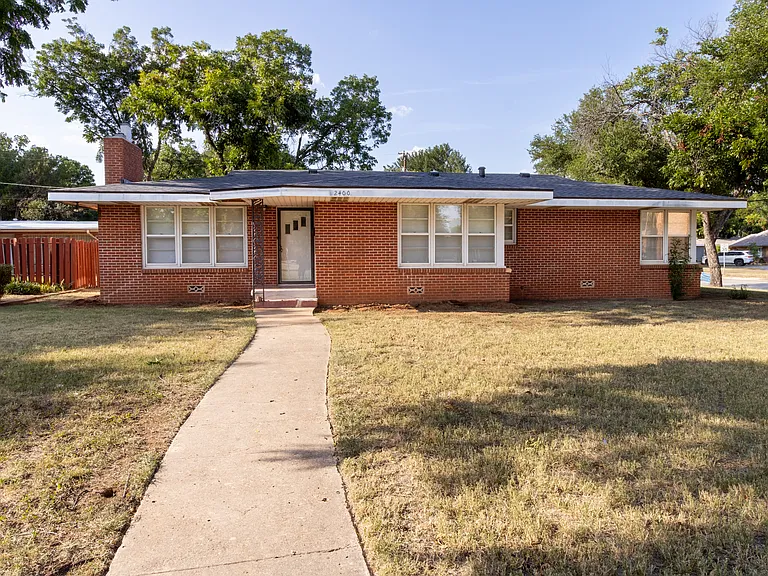 2400 Hampstead Ln — Photo 1