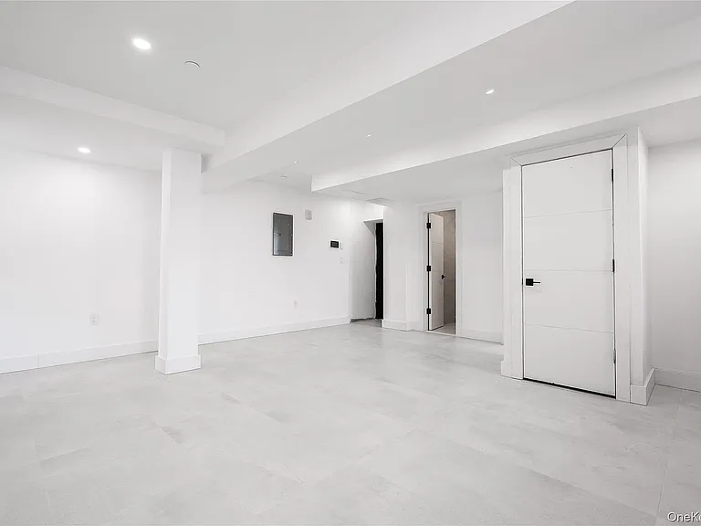315 West Broadway — Photo 32