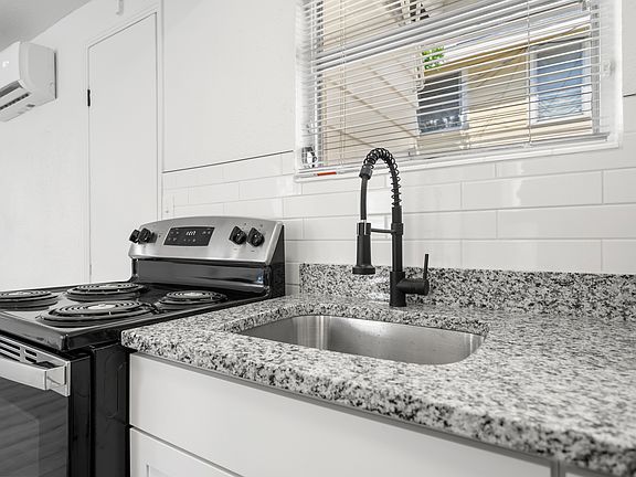 3rd image of 919 1/2 16th Ave N APT 1