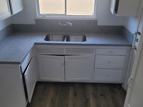 4th image of 4024 Hillcrest Dr #C