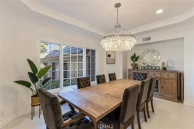 5 bed, 4545 sqft, $18,000 — Photo 4