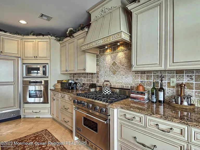 220 Pointe Dr — Photo 7