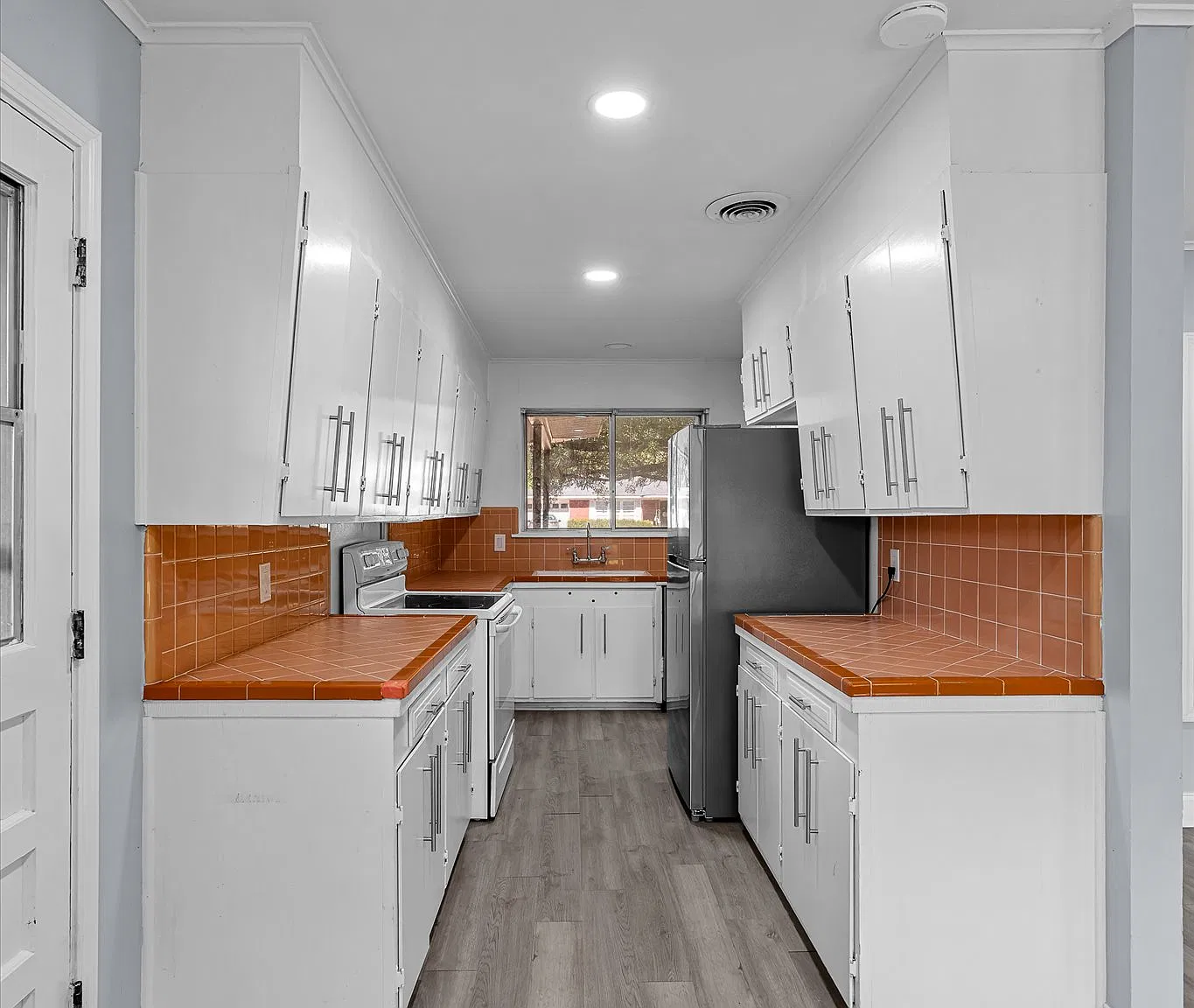 2510 Waverly Dr — Photo 4