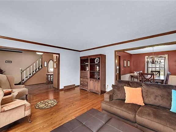 5th image of 632 Brooke Ln