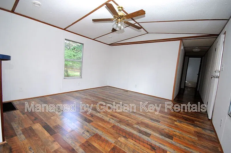 3 bed, 2.0 bath, $900 — Photo 2