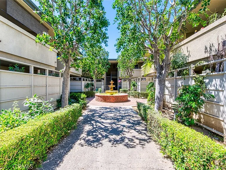 522 W Sierra Madre Blvd #B — Photo 6