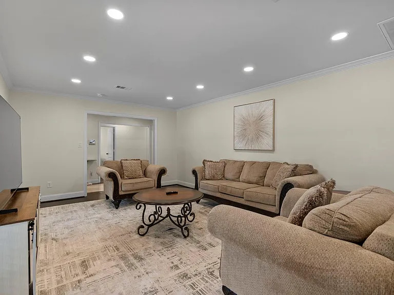 2402 Chimney Rock Rd — Photo 10
