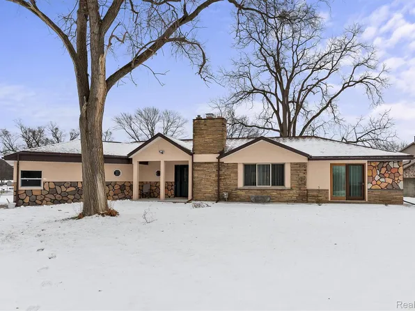 15500 Millar Rd, Clinton Township, MI 48036