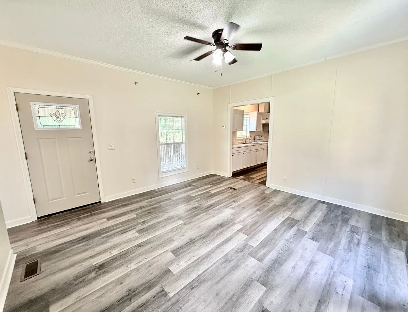Spacious 3 Bedroom Mobile Home with Lawn Care Included — Photo 4