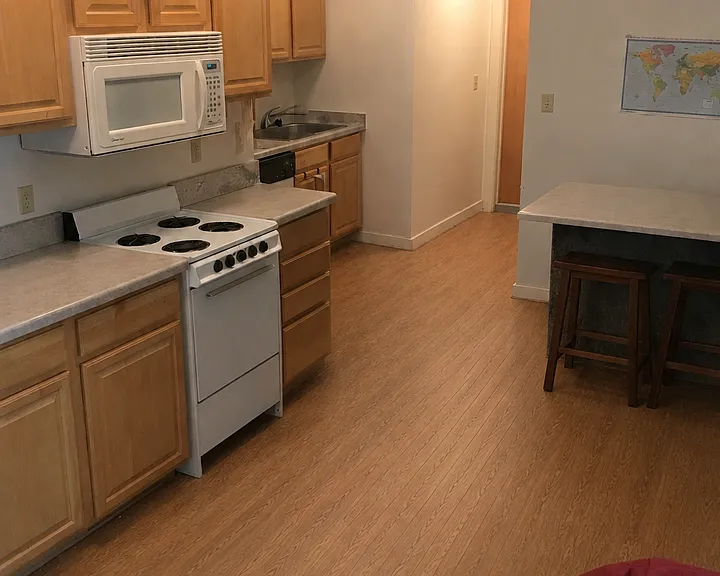 810 E Gorham St — Photo 2