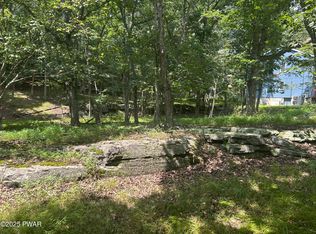 270 Saunders Dr, Bushkill, PA 18324