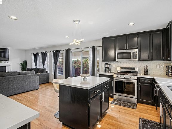 2nd image of 752 Longfellow St