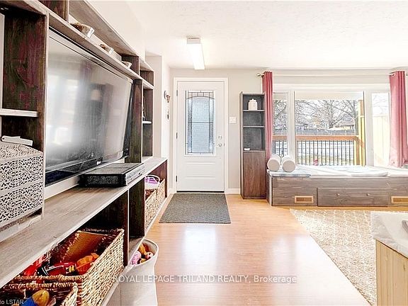 3rd image of 1441 Perth Ave
