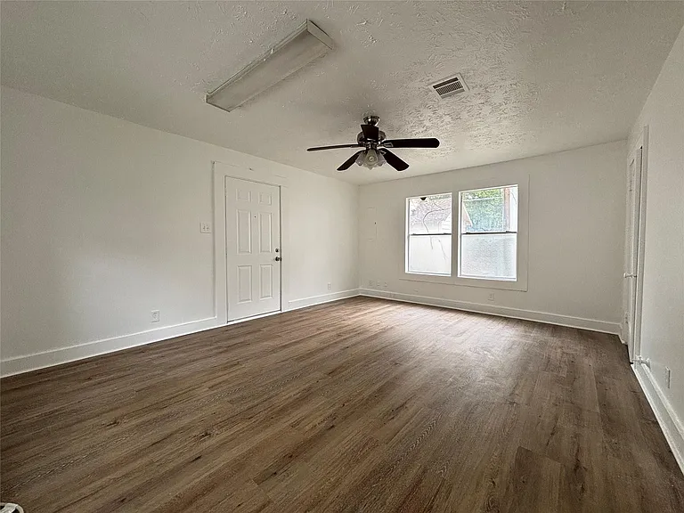 969 Wakefield Dr — Photo 2