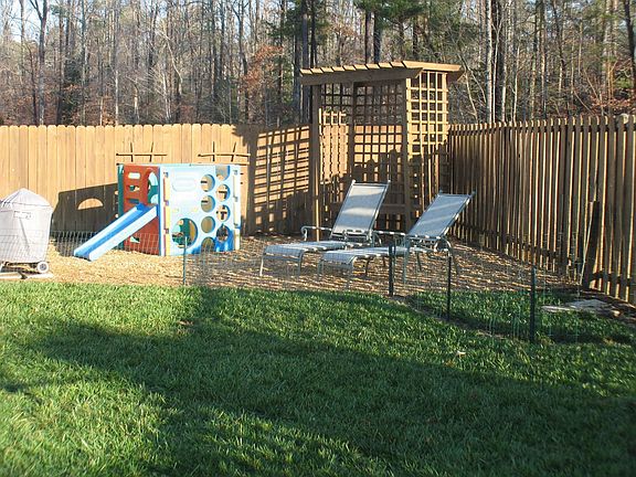 Fenced Rear Yard