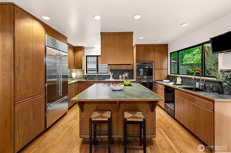 3rd image of 1259 23rd Avenue E