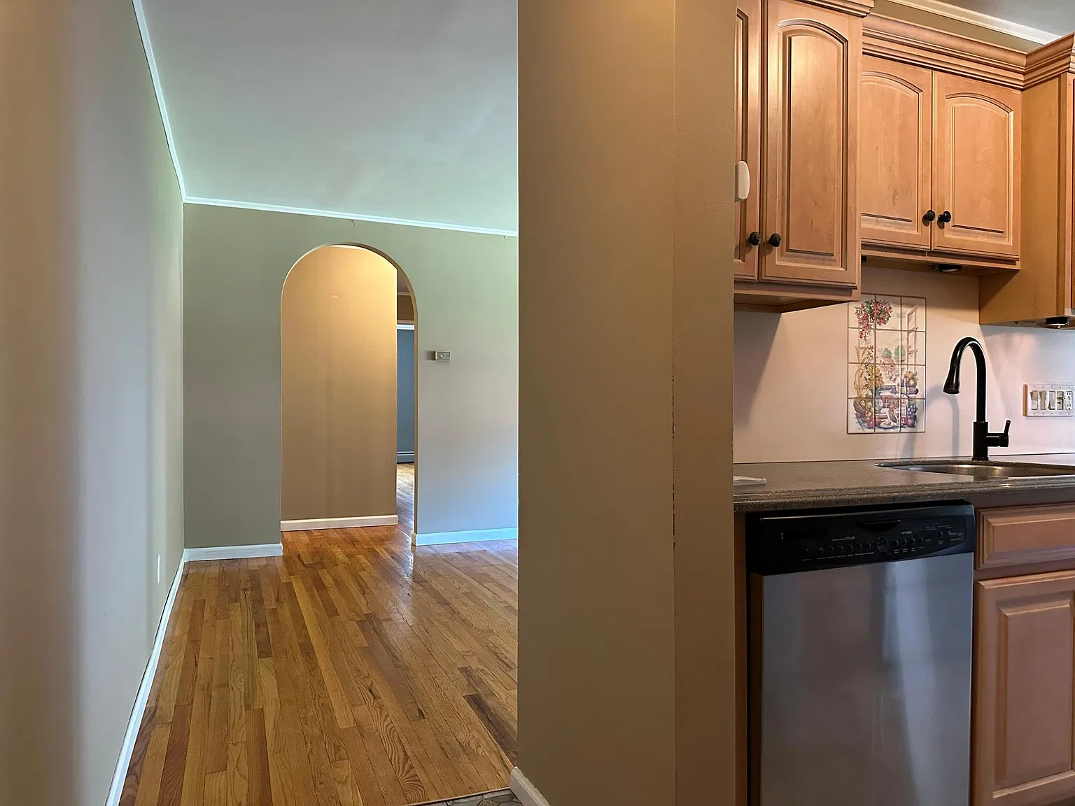 2 bed, 1.5 bath, 876 sqft, $1,900 — Photo 2