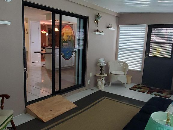3rd image of 719 Amaryllis Dr