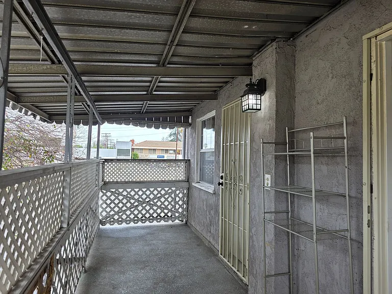 5547 Woodman Ave — Photo 27