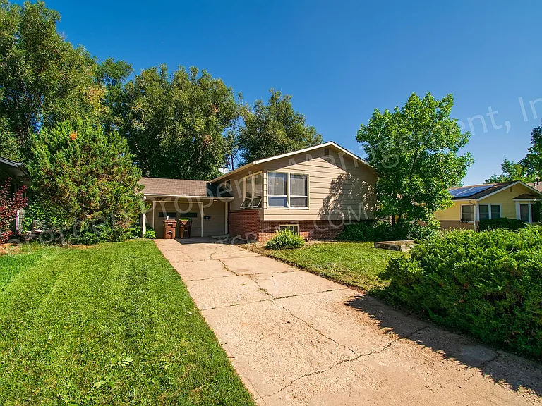 1916 Larkspur Dr — Photo 1