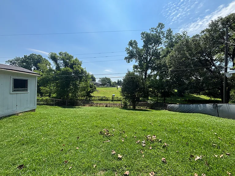 2037 Shadywood Ln — Photo 30