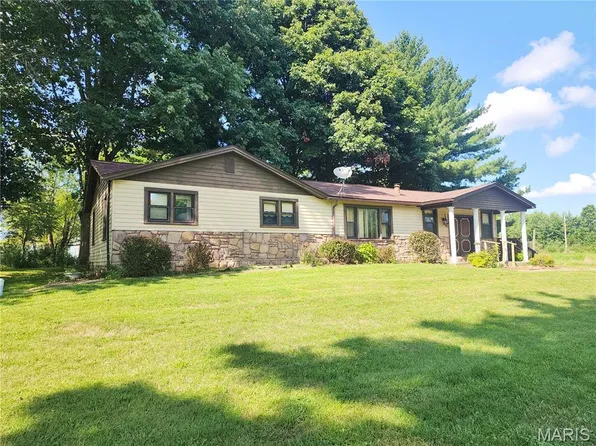 808 Hickory Ave, Shipman, IL 62685