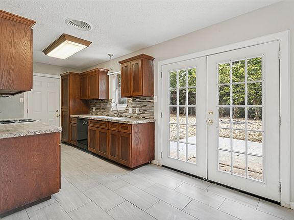 3rd image of 321 Christie Ave