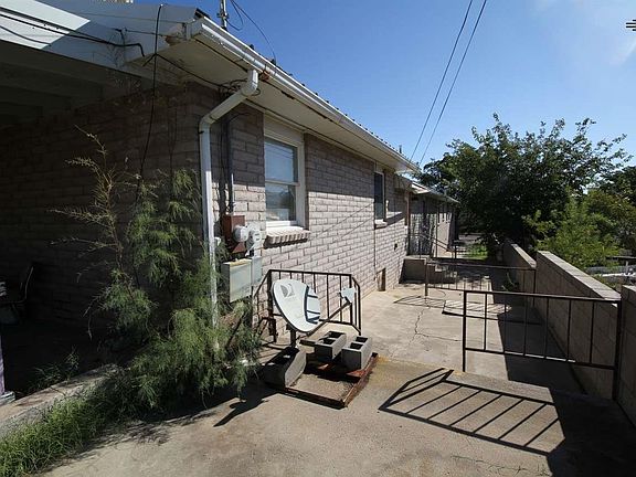 3rd image of 702 W 8th Ave