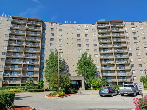 6340 Americana Dr APT 605, Willowbrook, IL 60527
