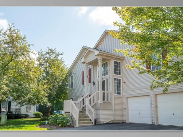 854 Stuarts Dr, St Charles, IL 60174