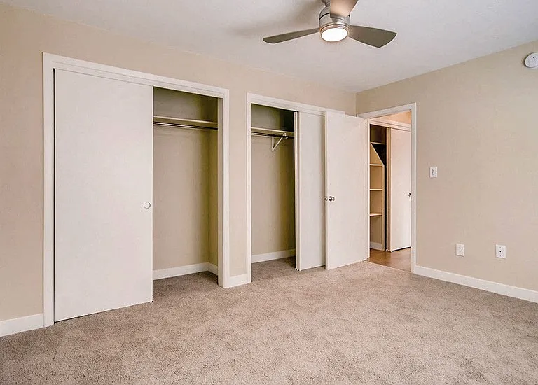 Steele Manor — Photo 15