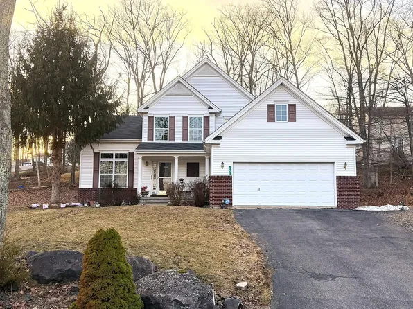 151 Kensington Dr, Bushkill, PA 18324